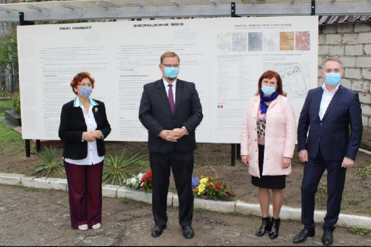 На Католическом кладбище открыли мемориальную доску, посвященную полякам.