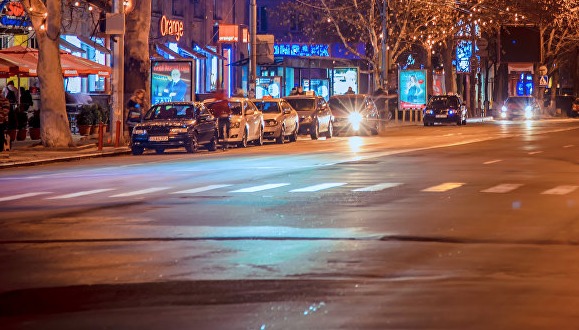 Прошлой ночью четыре главные улицы города были отмыты от грязи.