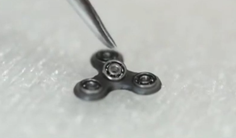 Cel mai mic spinner din lume a ajuns în Cartea Recordurilor. Foto: Captură video