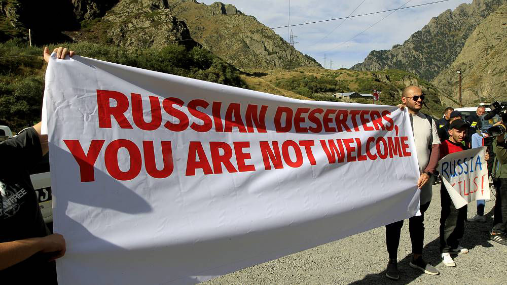 Массовой миграции из России рады не все: на грузинской границе прошла акция протеста.