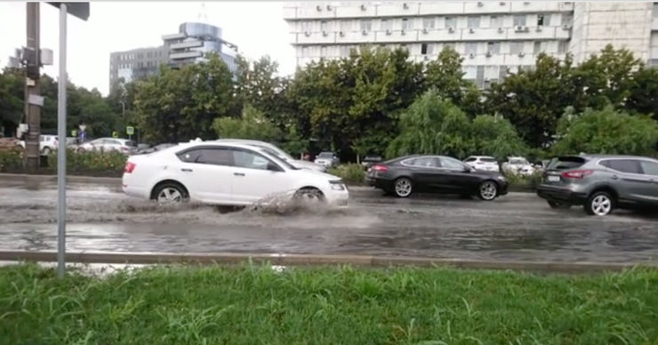 В столице опять внушительные лужи на улице Албишоара.