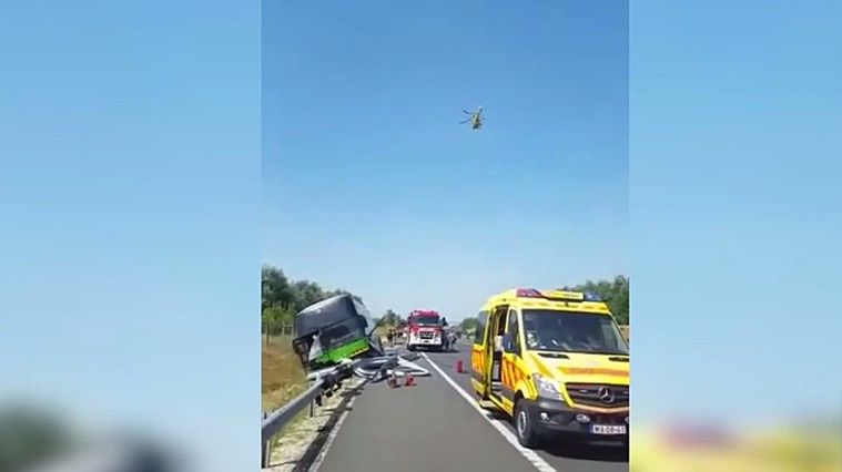 Un autocar cu moldoveni, răsturnat în Ungaria. Sunt răniți. Foto: Captură Video