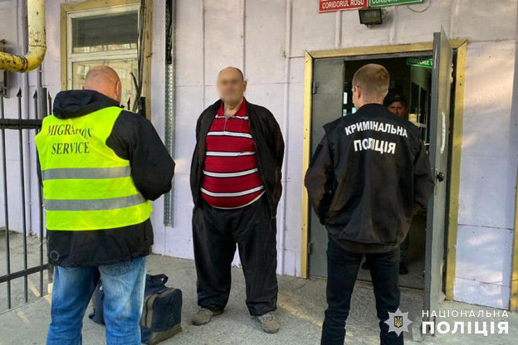 Уголовного нелегала из Молдовы выдворили за пределы Украины.