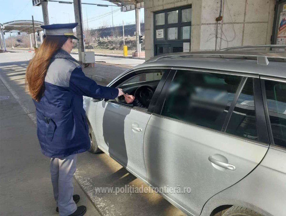 Молодой человек сказал, что он позаимствовал автомобиль у своего дяди и не знал о том, что документ является подделкой.