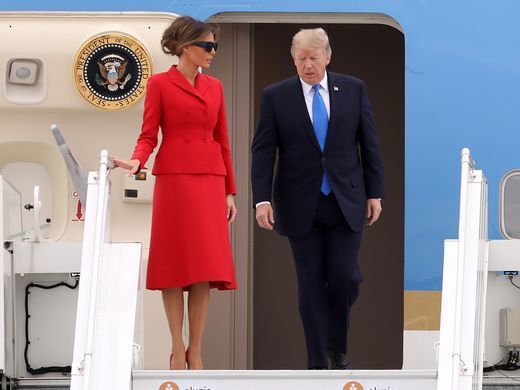 Самолет президента США приземлился в парижском аэропорту Орли.