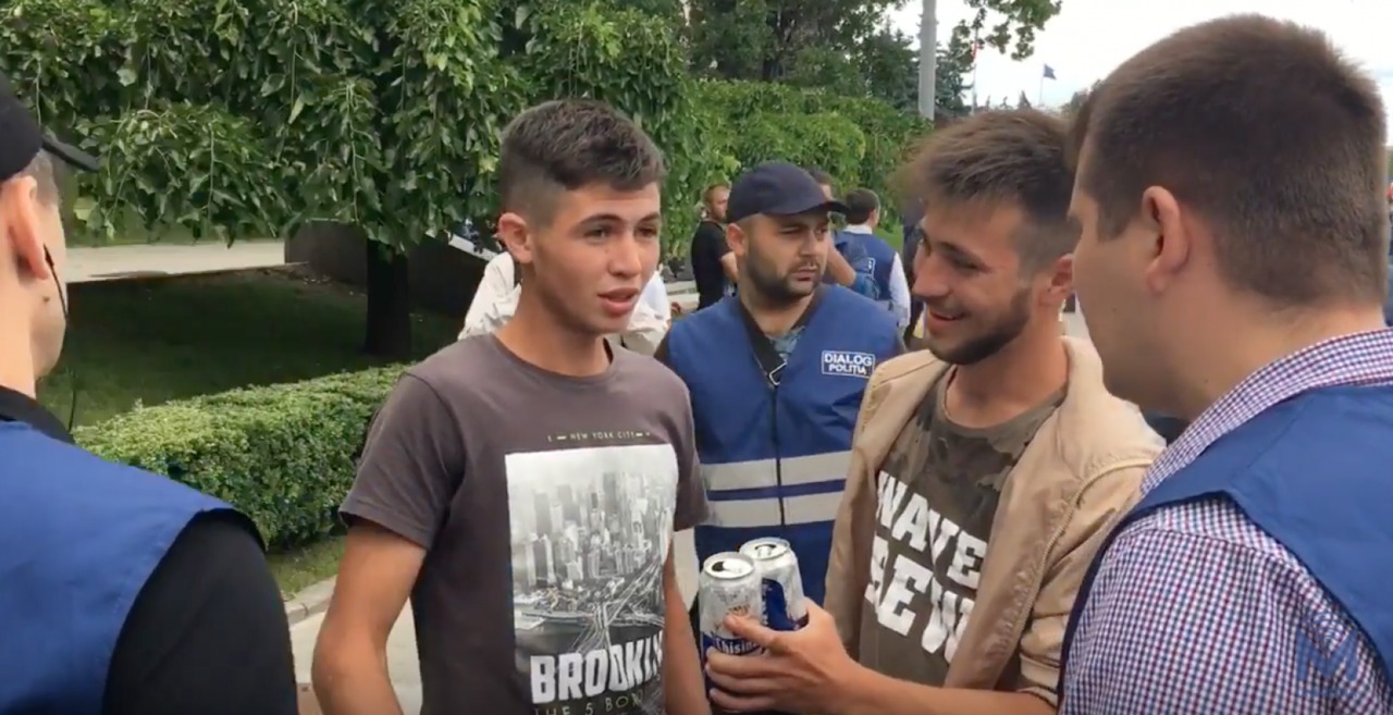 Молодые люди распивали алкогольные напитки среди протестующих.