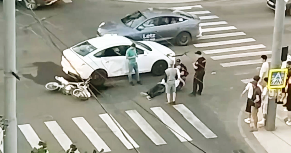 Un adolescent a ajuns la spital după ce s-a izbit cu motocicleta într-un BYD în Capitală.