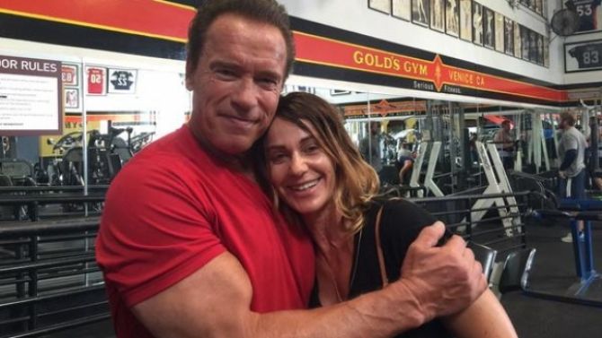 Nadia Comăneci se antrenează la sală cu Arnold Schwarzenegger.