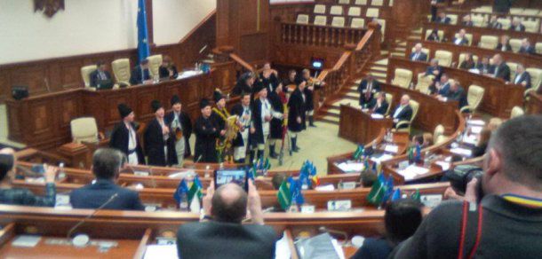 Un urs, un cal și o capră au dat buzna în plenul Parlamentului. Foto: deschide.md