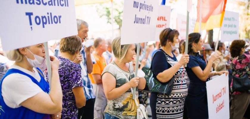 Un grup de orheieni au venit să scandeze din nou în fața JurnaTV – „Rușine”.