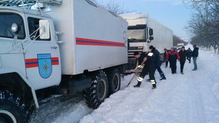 Salvatorii au scos din zăpadă două ambulanțe. 