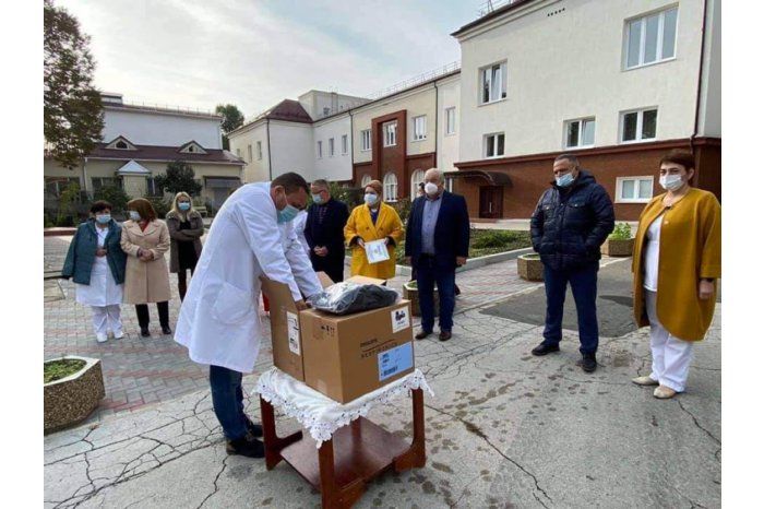 В больницу «Святой Архангел Михаил» переданы два аппарата ИВЛ. Фото: moldpres.md.