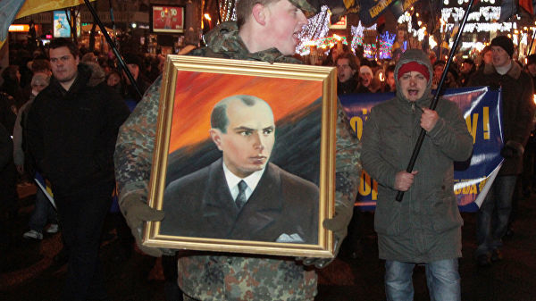 Факельное шествие националистов в честь дня рождения Бандеры. 