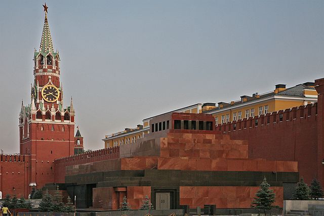 На теле Ленина сделали небольшие разрезы, через которые ввели консервирующие вещества. 