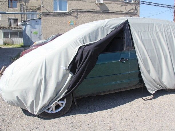 Сбивший мужчину водитель спрятал автомобиль под брезентом в Рыбницком районе.