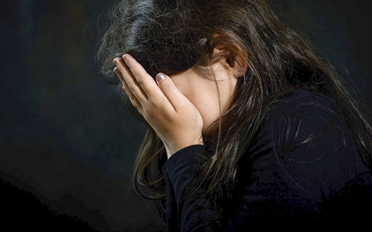 Un băiat de 17 ani, reținut fiind suspectat de abuz asupra fetiței de 9 ani.