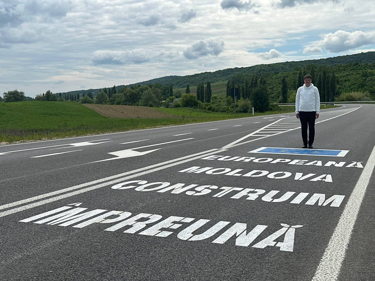 Власти восстановили надпись про европейскую Молдову на объездной дороге в Комрате.