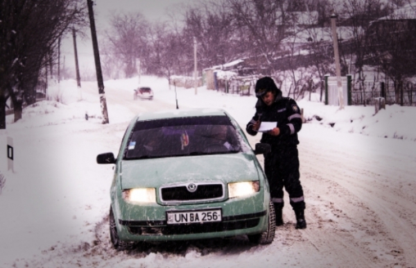 Poliţistul i-a explicat şoferului, că maşina lui are o defecţiune de care ar fi trebuit să ţină cont, deplasându-se pe timp de noapte şi pe asemenea condiţii meteo.