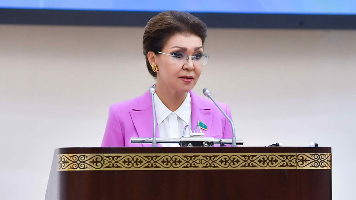 В парламенте Казахстана призвали дочь Назарбаева подать в отставку.