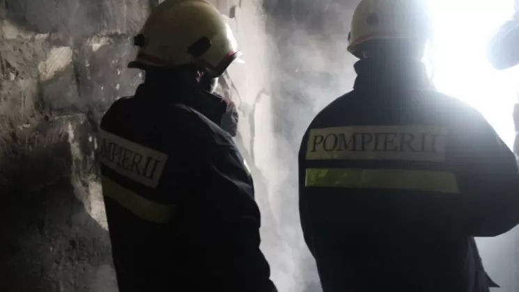 Un bărbat a suferit arsuri în timp ce încerca să stingă un incendiu în propria casă din satul Baurci.