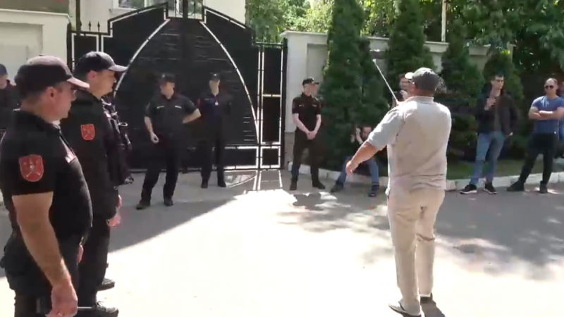 Карабинеры окружили дом Додона.