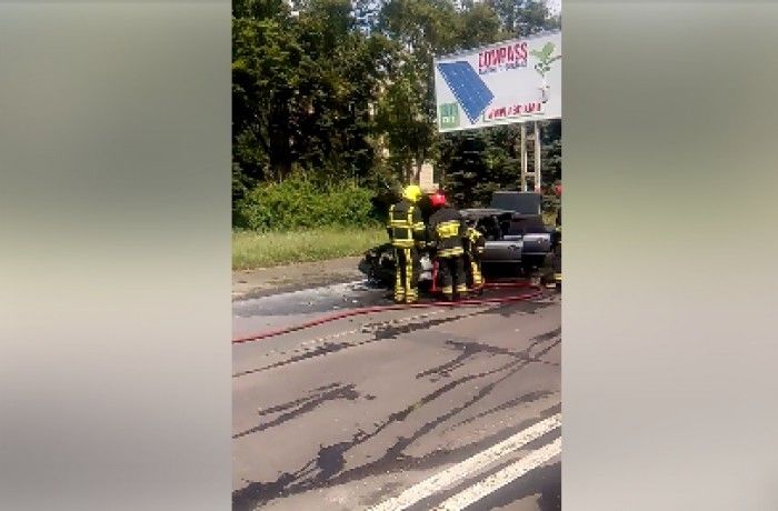 Incendiu pe o stradă din Chișinău: Un vehicul a luat foc din mers