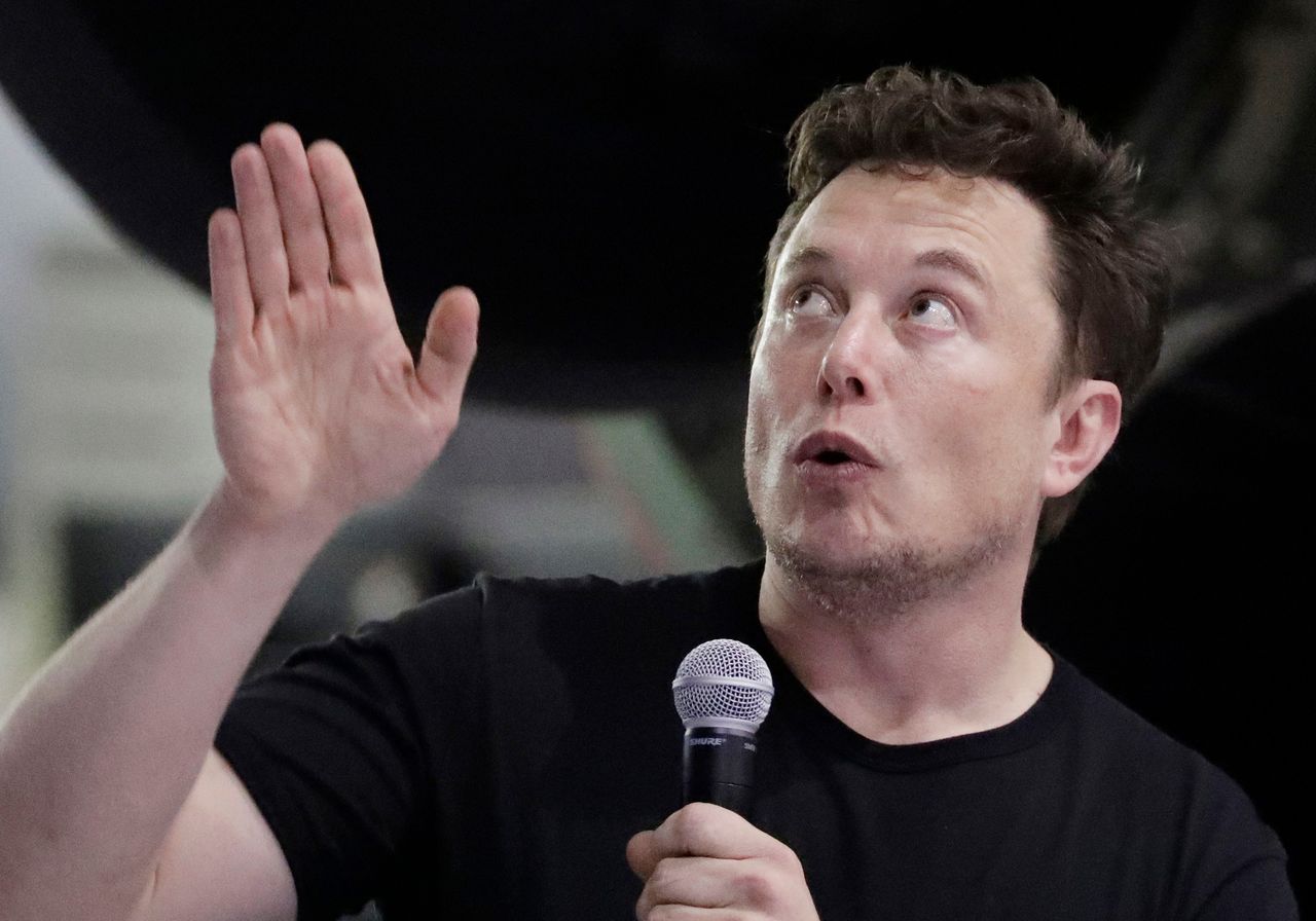 Илон Маск продает места на Falcon 9 по 1 млн долларов.