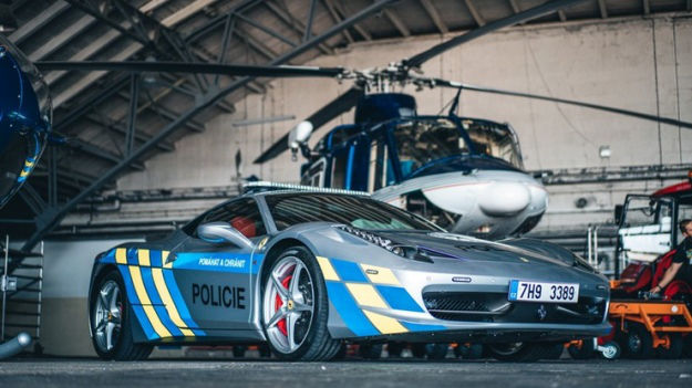 Чешская полиция пополнила автопарк Ferrari, конфискованным у преступников.