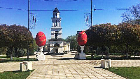 Decorațiunile cu iepuraşi, ouă de Paști şi luminiţe au început să fie instalate.