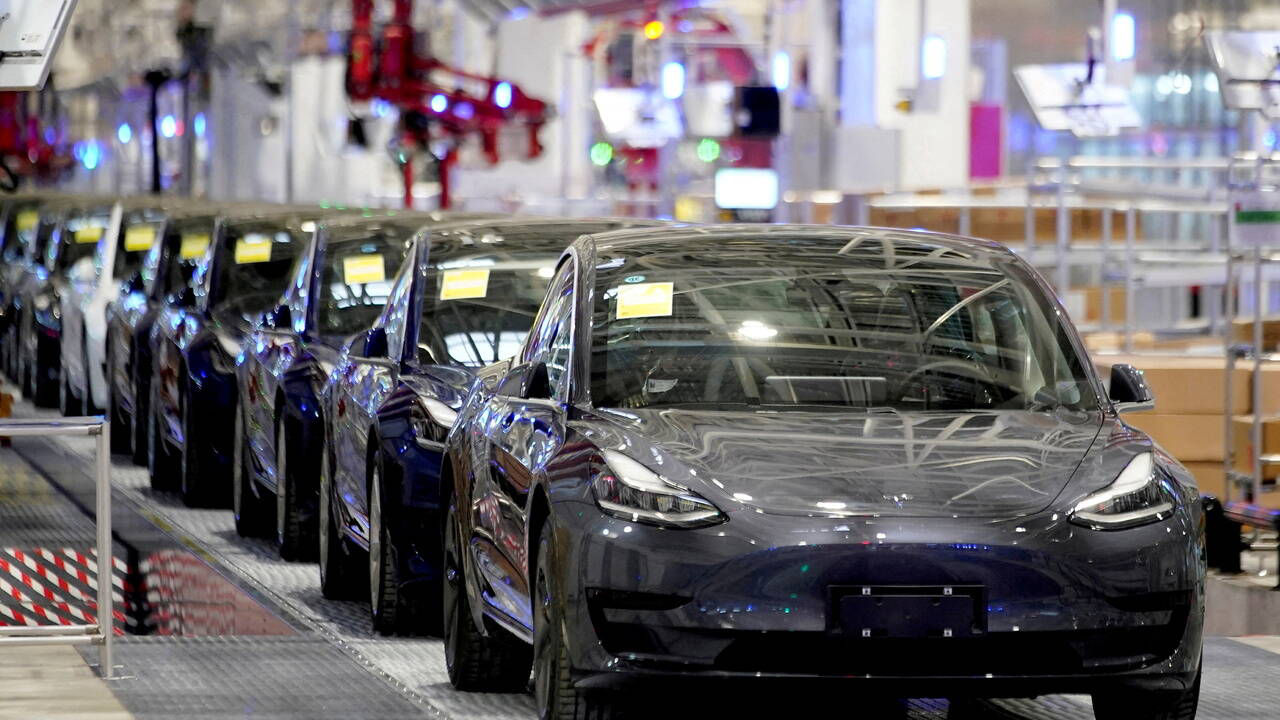 Tesla отзовет почти 1,1 млн автомобилей из-за проблем со стеклоподъемником.