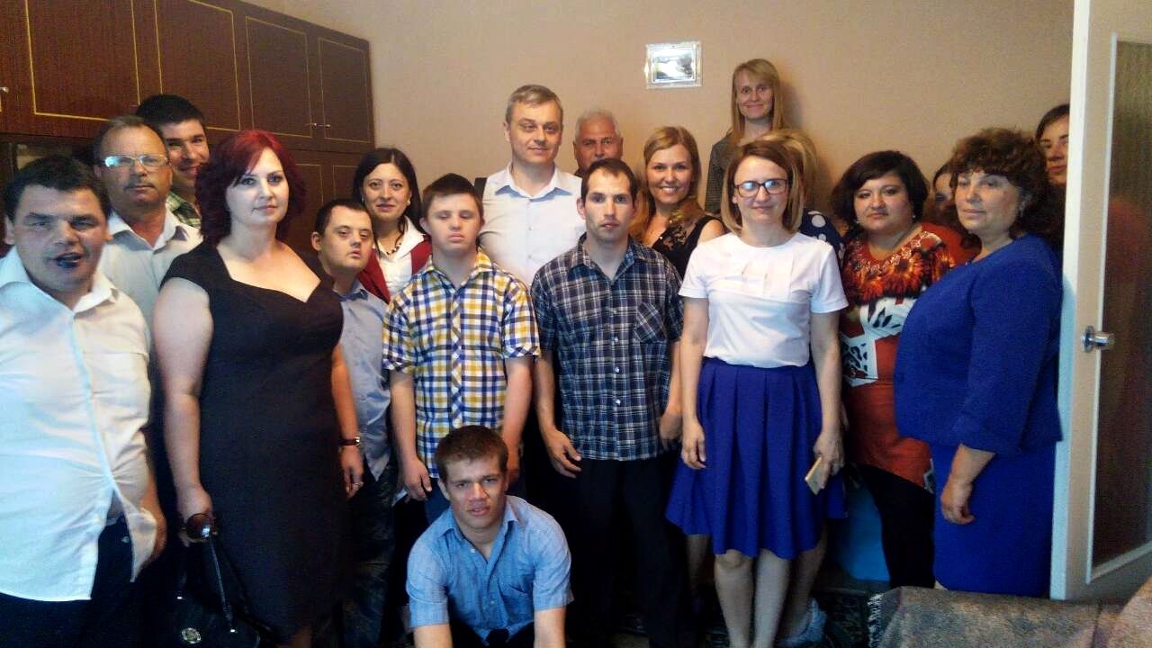 6 beneficiari ai Casei internat pentru copii cu deficienţe mintale din Orhei s-au mutat la  casa lor.