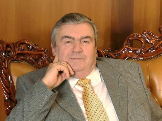 Первый президент страны родился в 1940 году в селе Трифэнештий Ной Флорештского района.