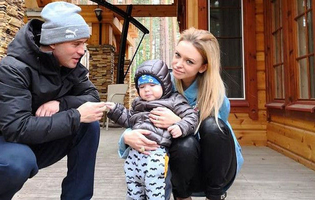 Кержаков отдал ребенка жене.