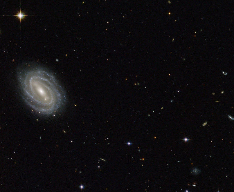 Cercetătorii au descoperit o galaxie fără materie neagră, iar asta îi derutează maxim.