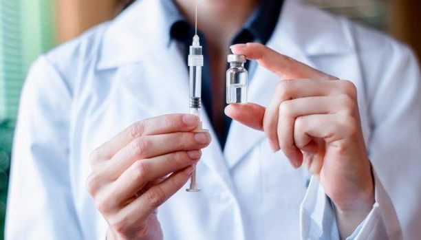 Сейм Литвы не поддержал обязательную COVID-вакцинацию медиков.