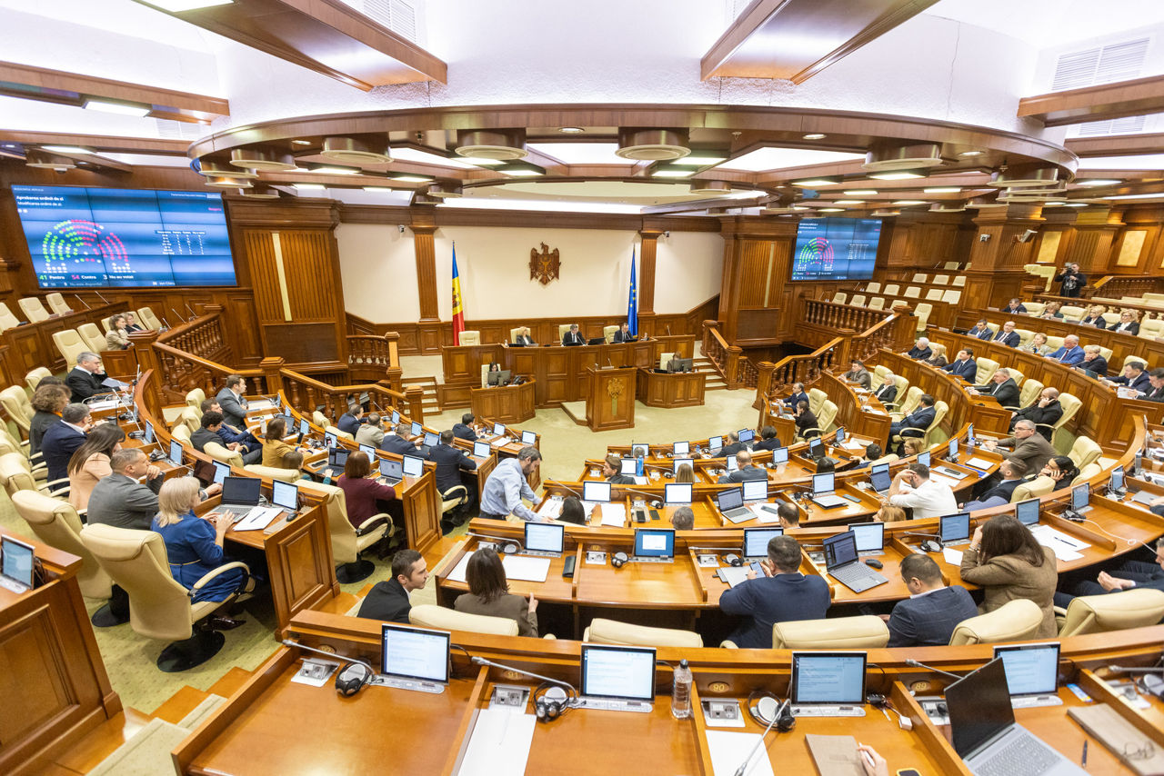 Parlamentul propune extinderea motivelor pentru deposedarea deputaților din mandat.