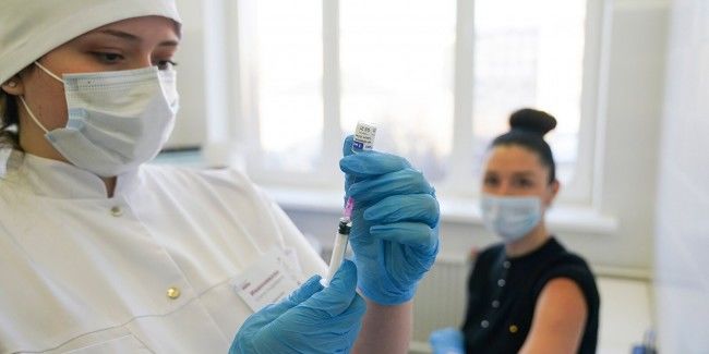 Педагоги не торопятся ставить прививку от коронавируса.