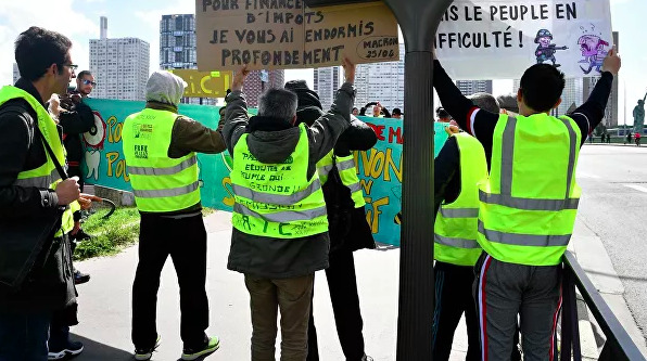 В Париже "желтые жилеты" вышли на последнюю в 2019 году акцию протеста.