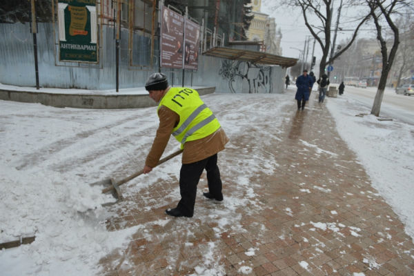 Trotuarele din Capitală au fost prelucrate cu nisip și sare 