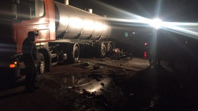 Trei soldați ucraineni au murit, iar unul a fost rănit, după ce mașina în care se aflau s-a ciocnit violent cu o autocisternă. Foto: publika.md