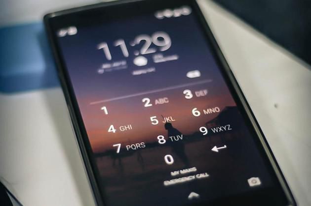 Este riscant să folosești smartphone-ul în timp ce te uiți la TV.