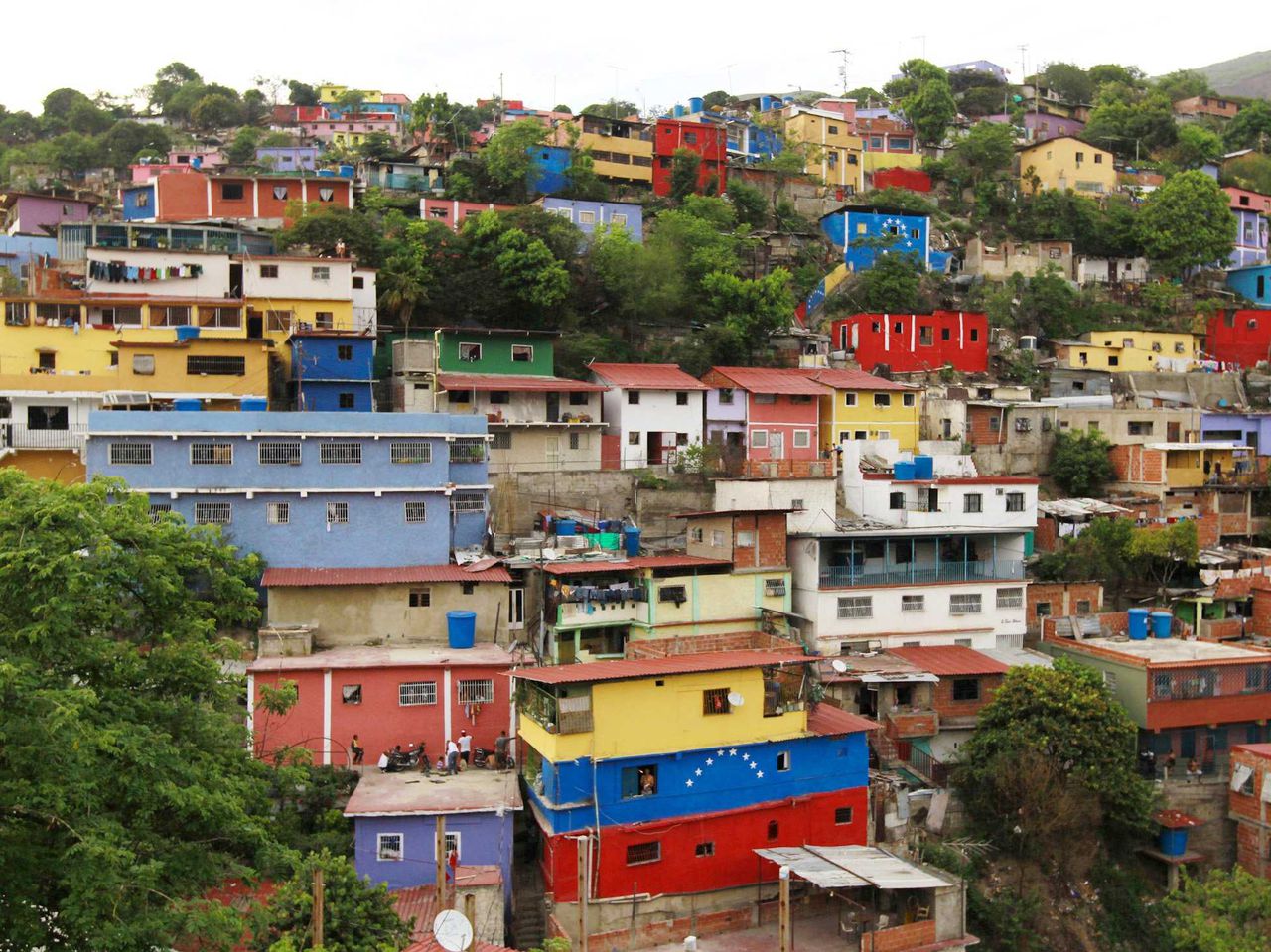 Guvernul socialist din Venezuela a extins cu încă două săptămâni măsura prin care angajaţii din sectorul public lucrează doar două zile pe săptămână.