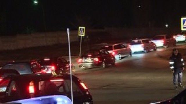 Proprietarii maşinilor înmatriculate în străinătate au ieşit, din nou, la protest, în această seară. Foto: autoexpert.md
