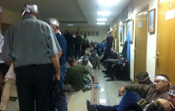 Митингующие шахтеры ворвались в здание Минсоцполитики и объявили голодовку.