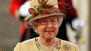 Premieră: Regina Elisabeta a II-a a asistat la o prezentare de modă