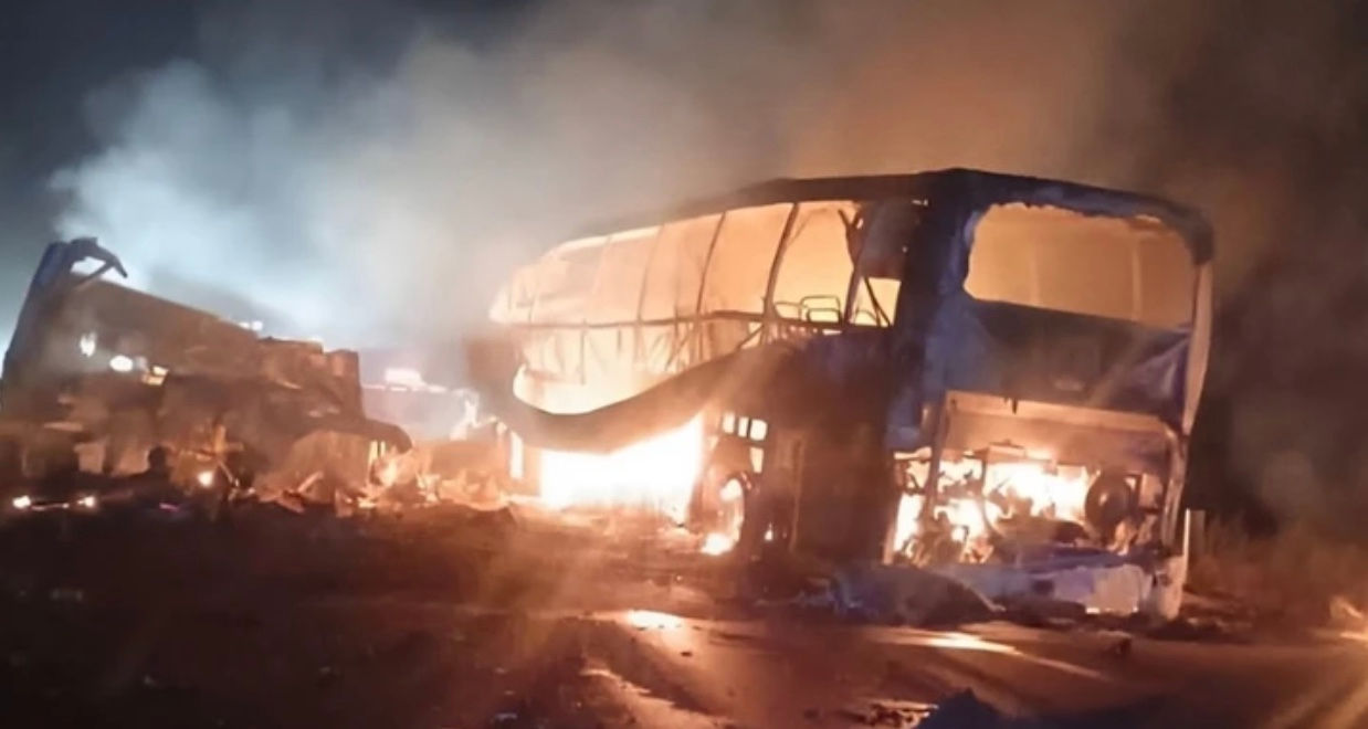 Un autobuz s-a ciocnit cu un camion în Mexic: Peste 30 de persoane au murit.