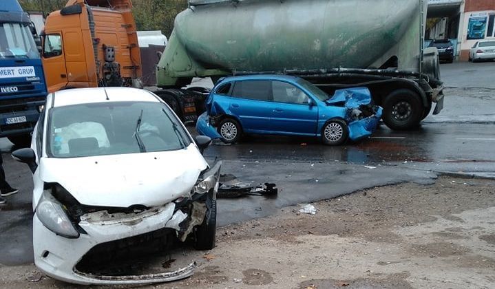 В Кишиневе произошло ДТП с участием двух легковушек и грузовика.