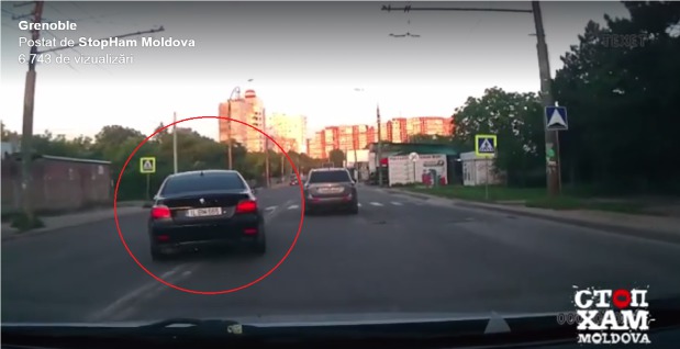 Șofer tupeist, surprins în timp ce trece cu mașina de linia dublă continuă și iese pe contrasens.