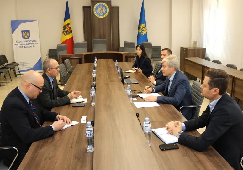 Prețurile la carburanți cresc pentru a cincea zi consecutivă: ANRE a discutat cu reprezentanții Ambasadei SUA.