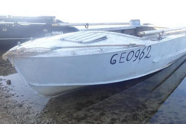 В ходе осмотра плавсредства пограничники обнаружили сетку и 30 килограммов рыбы.